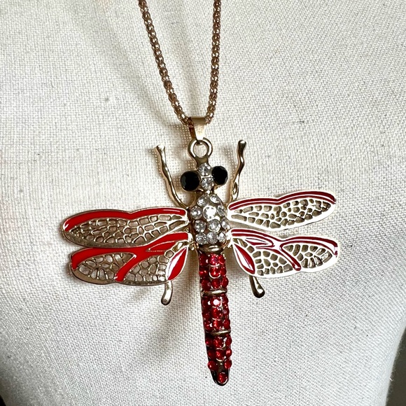 Betsy Johnson NWT Dragonfly Pendant Medallion Necklace Red & Gold - Picture 4 of 12